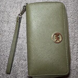 Green Steve Madden Wristlet Wallet with Gold Logo